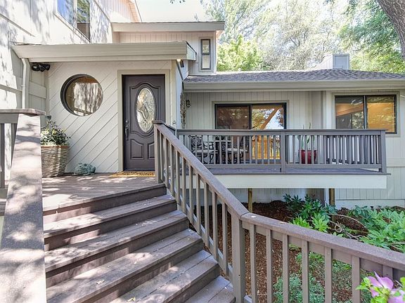 3rd image of 112 Gainsborough Cir