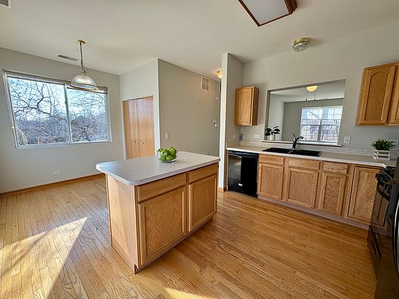5th image of 951 Ellsworth Dr