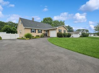 15 Tarkington Rd, Holbrook, NY 11741