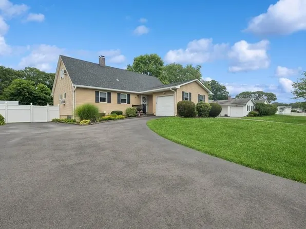 15 Tarkington Road, Holbrook, NY 11741