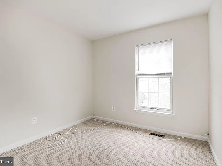 22037 Manning Sq — Photo 29