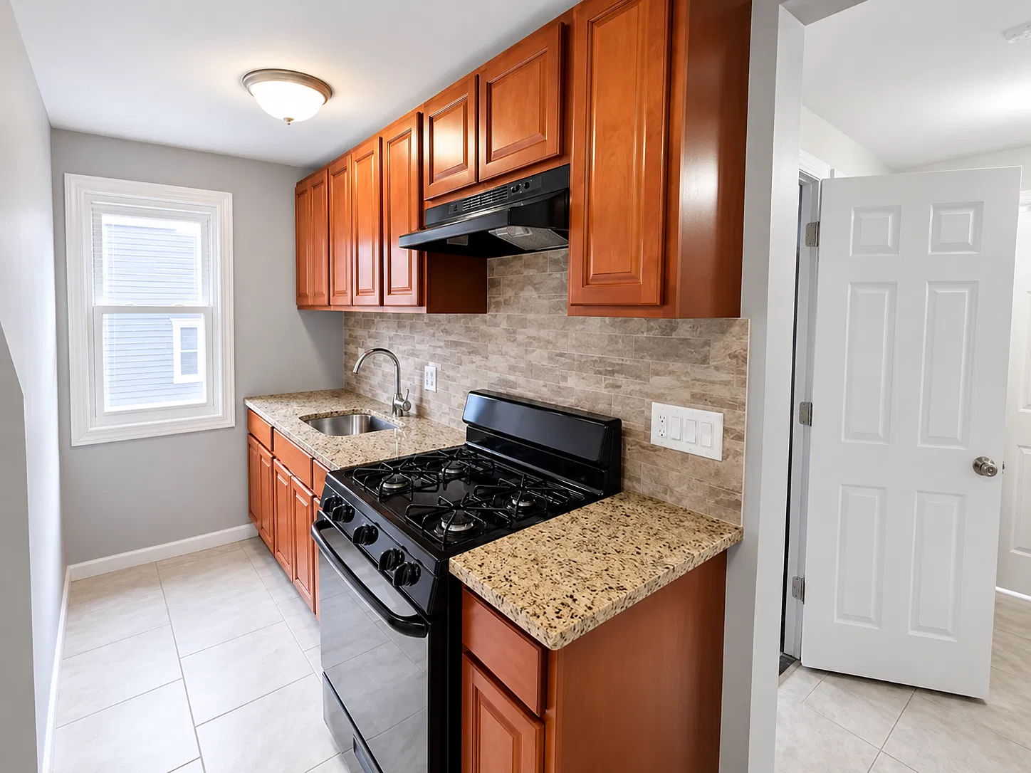 3 bed, 800 sqft, $2,100 — Photo 2