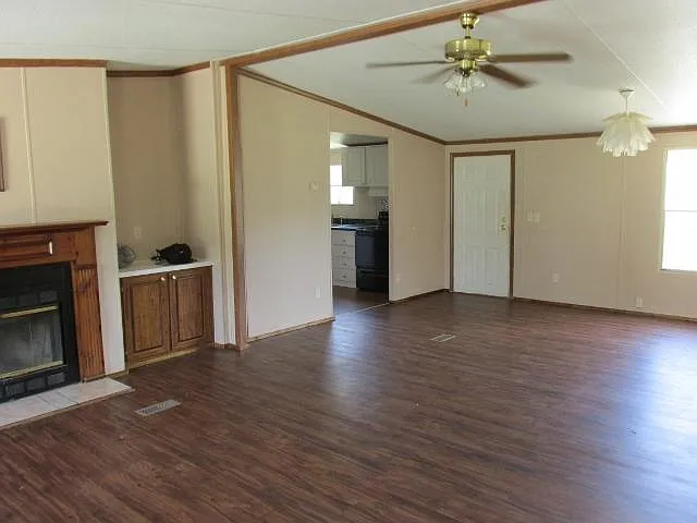 3 bed, 2000 sqft, $1,500 — Photo 2