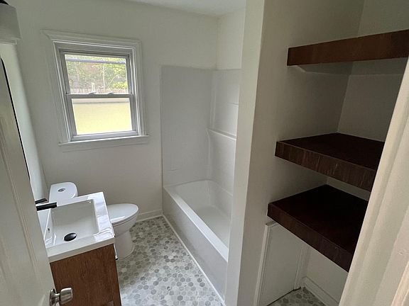 5th image of 5220 Rosslyn Ave