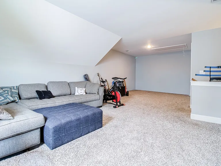 628 Bella Ct — Photo 34