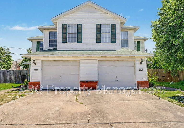 3033 W Mica St — Photo 1