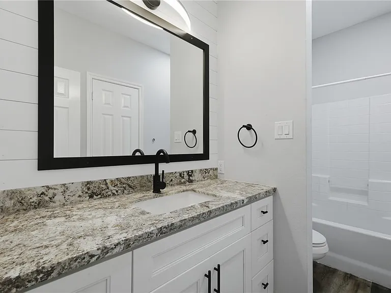 239 Navarro Dr — Photo 17