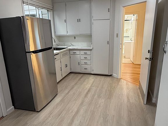 3rd image of 417 Lake St APT 1