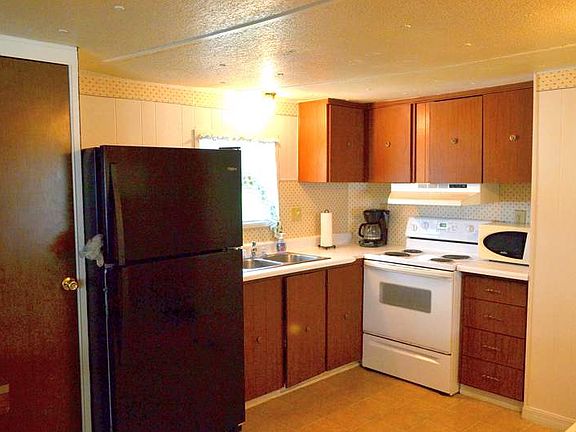 4th image of 825 Poinsettia St