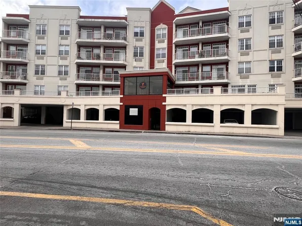 1100 River Rd APT 302, Edgewater, NJ 07020