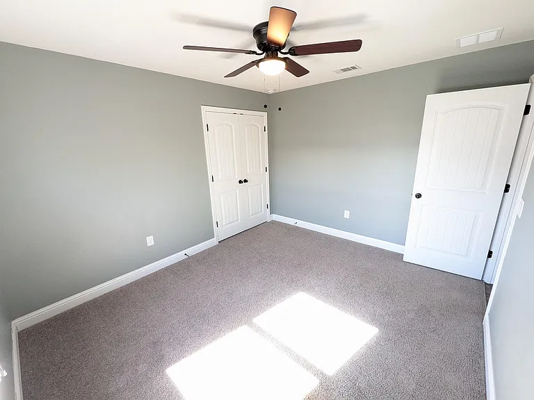 2401 Spur Ln — Photo 11