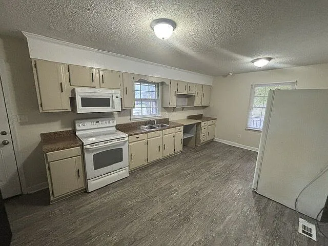 1627 S Pitt St — Photo 2