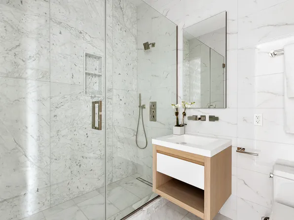 305 East 61st Street 704 image 10 of 11