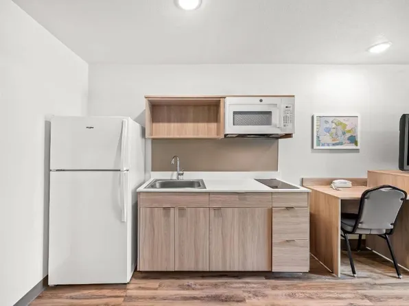 WoodSpring Suites