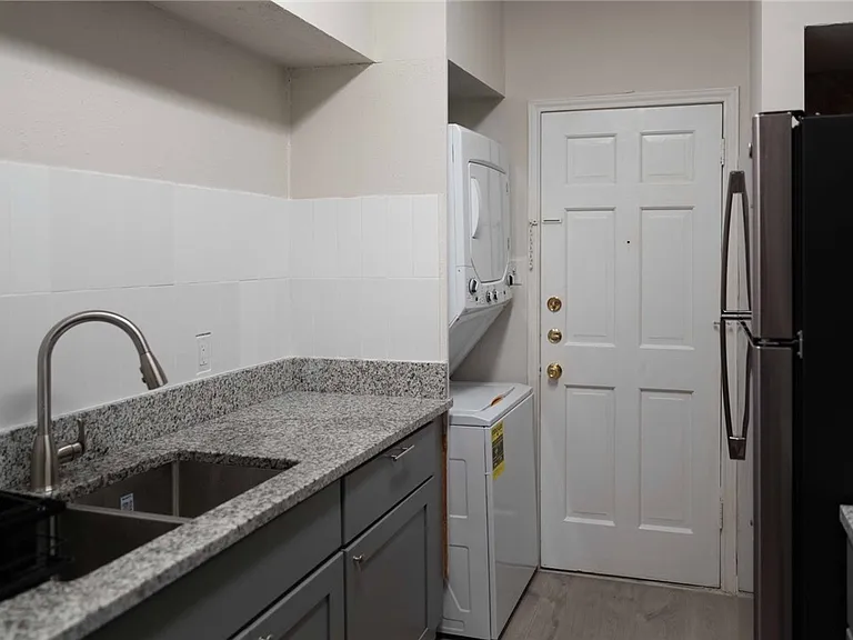 400 Nagle St #105 — Photo 6