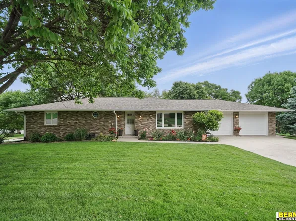 609 Pinewood Dr, Nebraska City, NE 68410