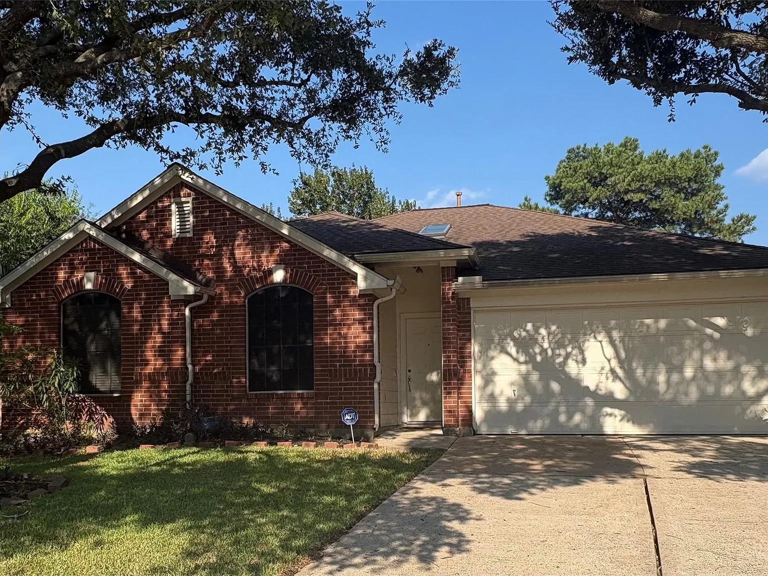 3 bed, 2.0 bath, 2025 sqft, $2,500 — Photo 1
