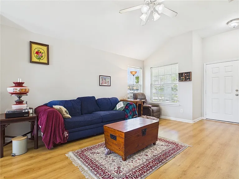 1006 Crested Point Dr — Photo 4