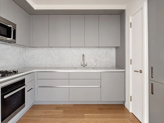 5th image of 547 W 47th St Room 907