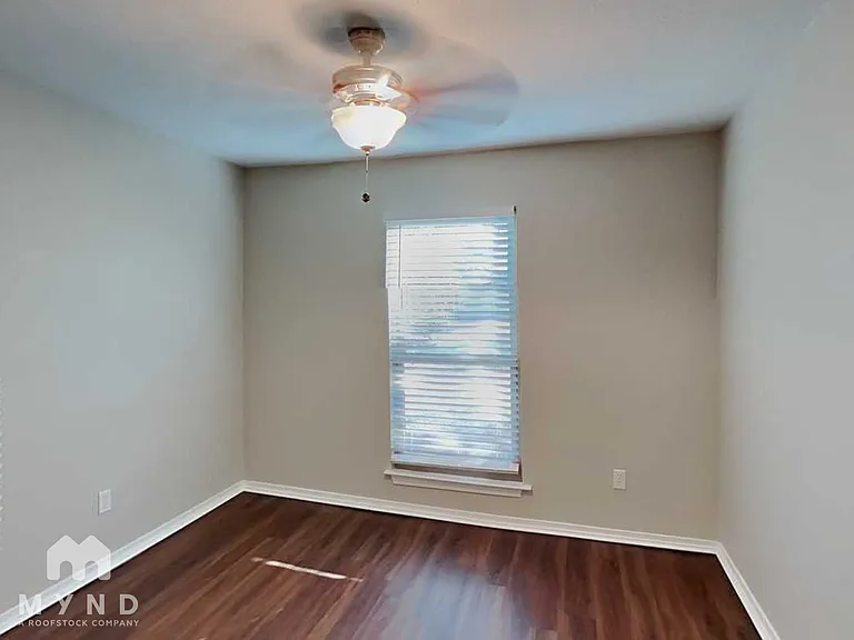 461 NW Charlyne Dr — Photo 11