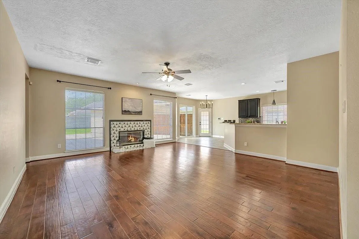 4 bed, 2.5 bath, 2715 sqft, $3,200 — Photo 2