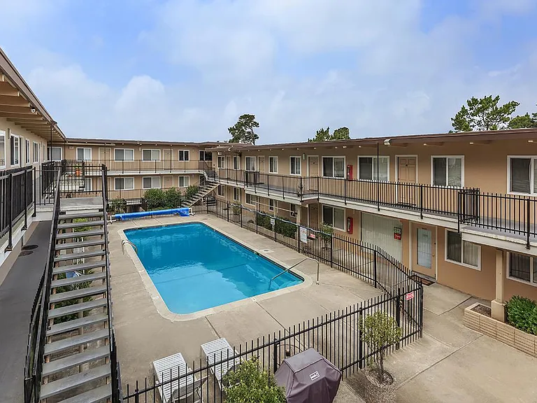 Shangri-La Apartments — Photo 4
