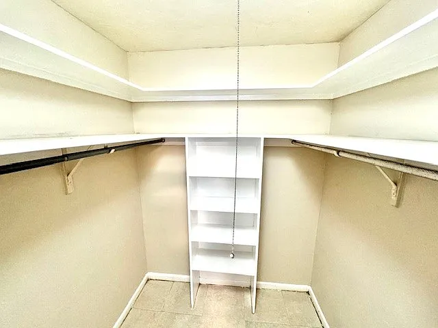 Devon Manor Apartments — Photo 14