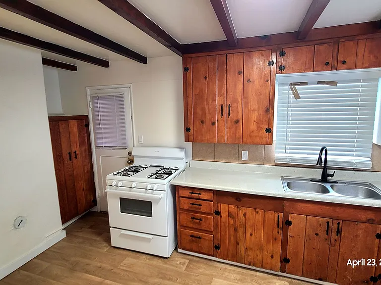 504 W Flores St — Photo 14