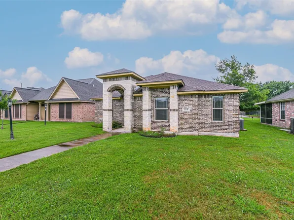 115 Silverbell Cir, Lake Jackson, TX 77566