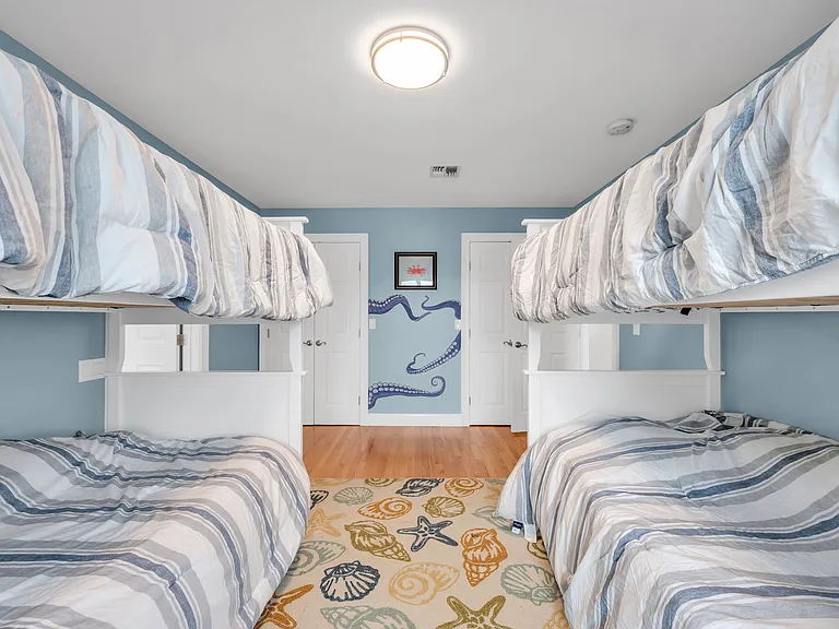 15 Seville Dr — Photo 37