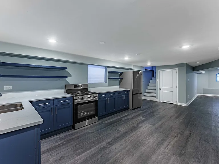 1121 N Leclaire Ave #B — Photo 6