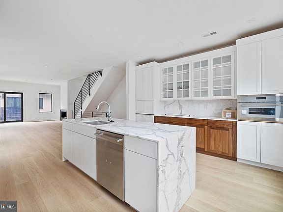 5th image of 706 Latona St Unit F