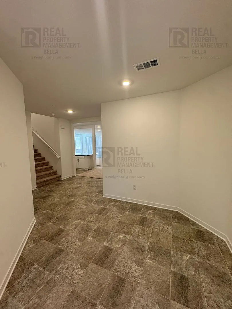 Spacious 5-Bedroom Home with Huge Loft & 3-Car Garage! — Photo 2