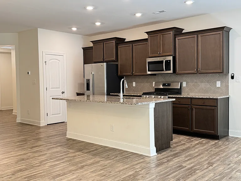409 Lionel St — Photo 4