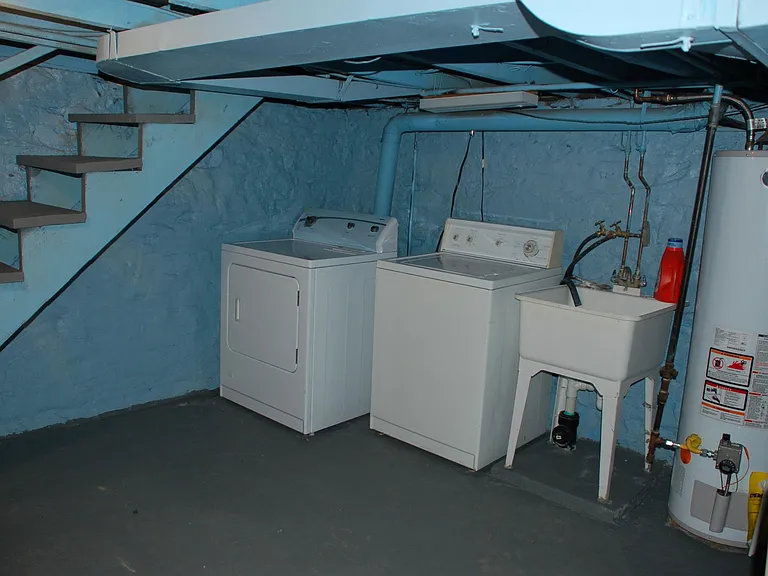 Laundry room
w/ washer & dryer
