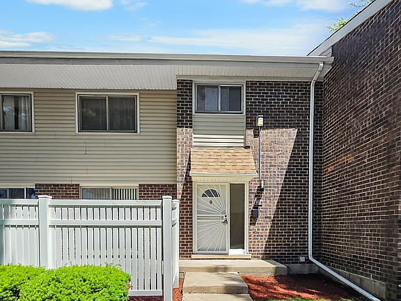 2nd image of 903 White Oak Ln