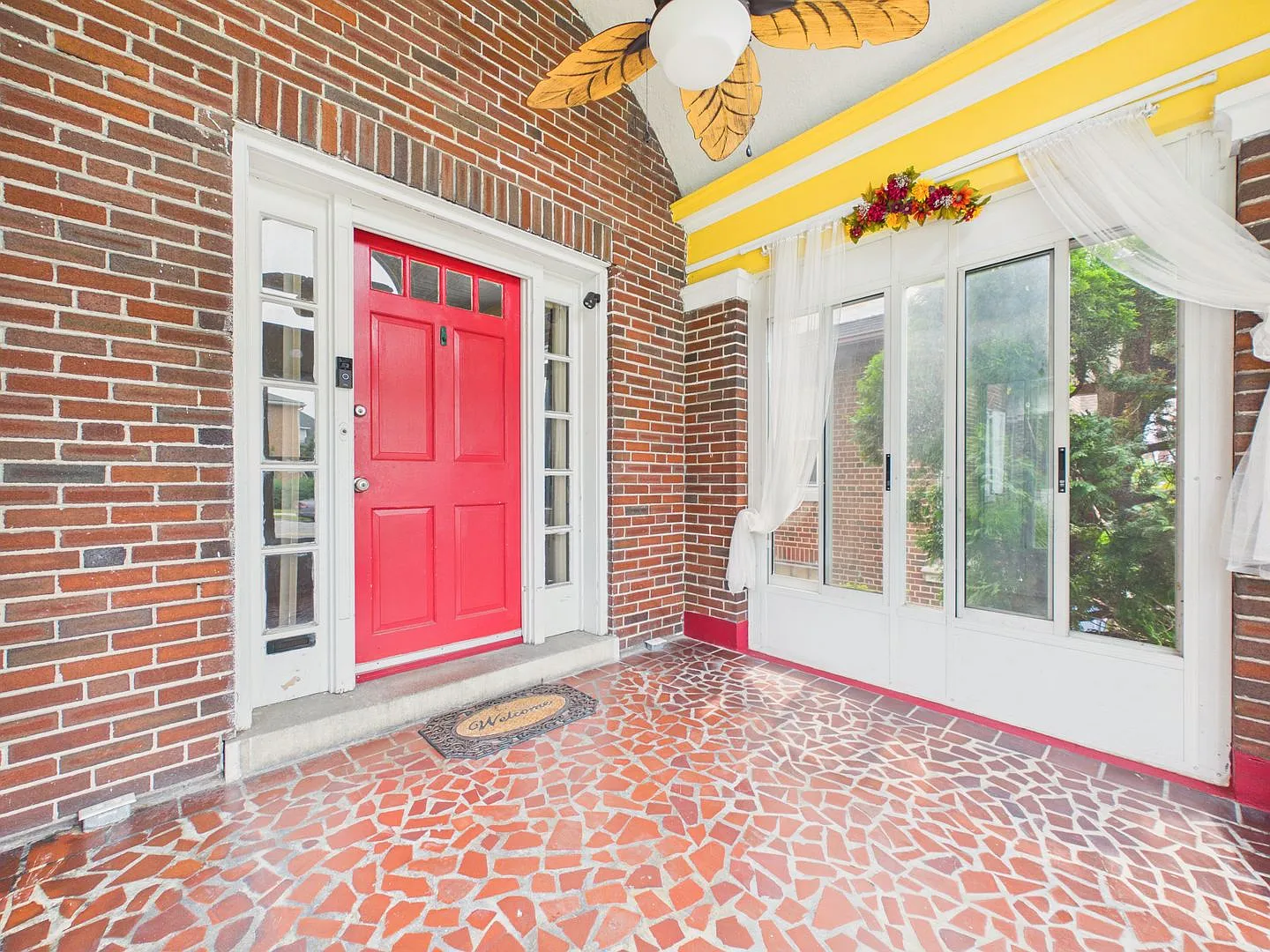 Beautiful 5 Bedroom Single Family Home on N 2nd — Photo 3