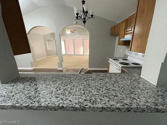 4th image of 2403 Shelia Dr
