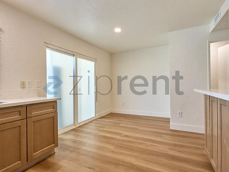 213 E Acacia St #A — Photo 12