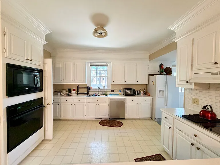 525 Brook Ave — Photo 7