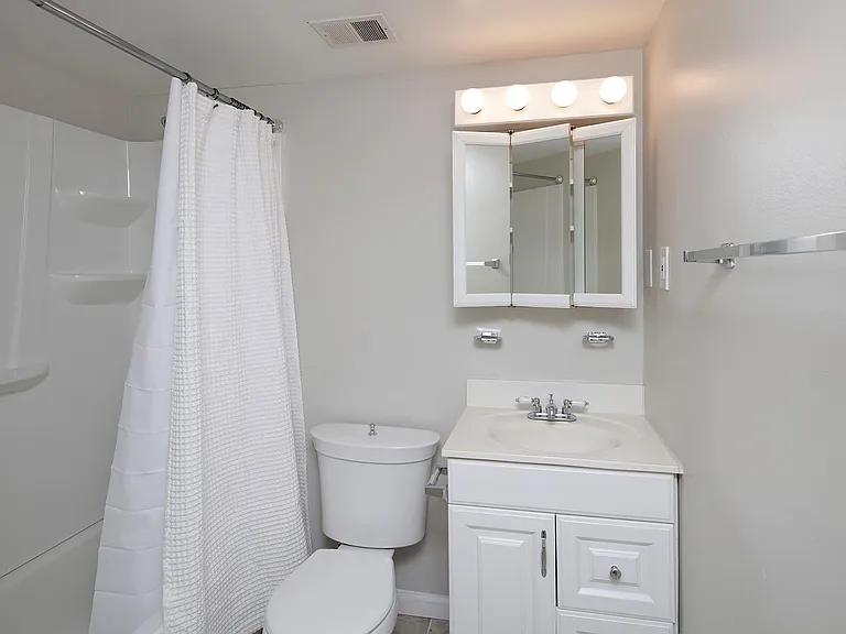 629 Broadmoor Dr #G — Photo 8