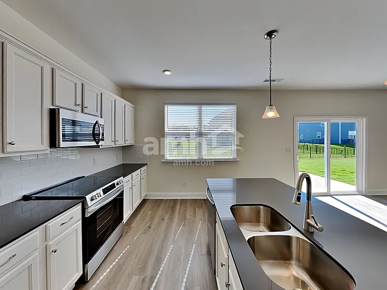 5323 Trust Dr — Photo 3