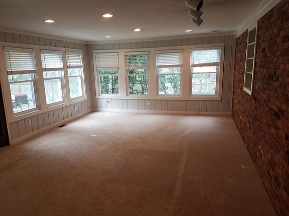 Bonus room with 9 windows