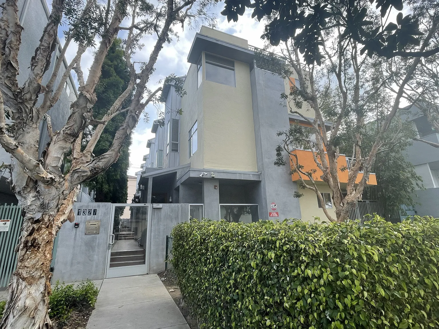 3 bed, 2.5 bath, 1300 sqft, $5,650 — Photo 2