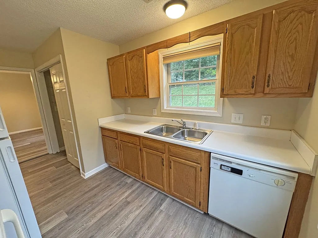 3 bed, 1165 sqft, $1,695 — Photo 3