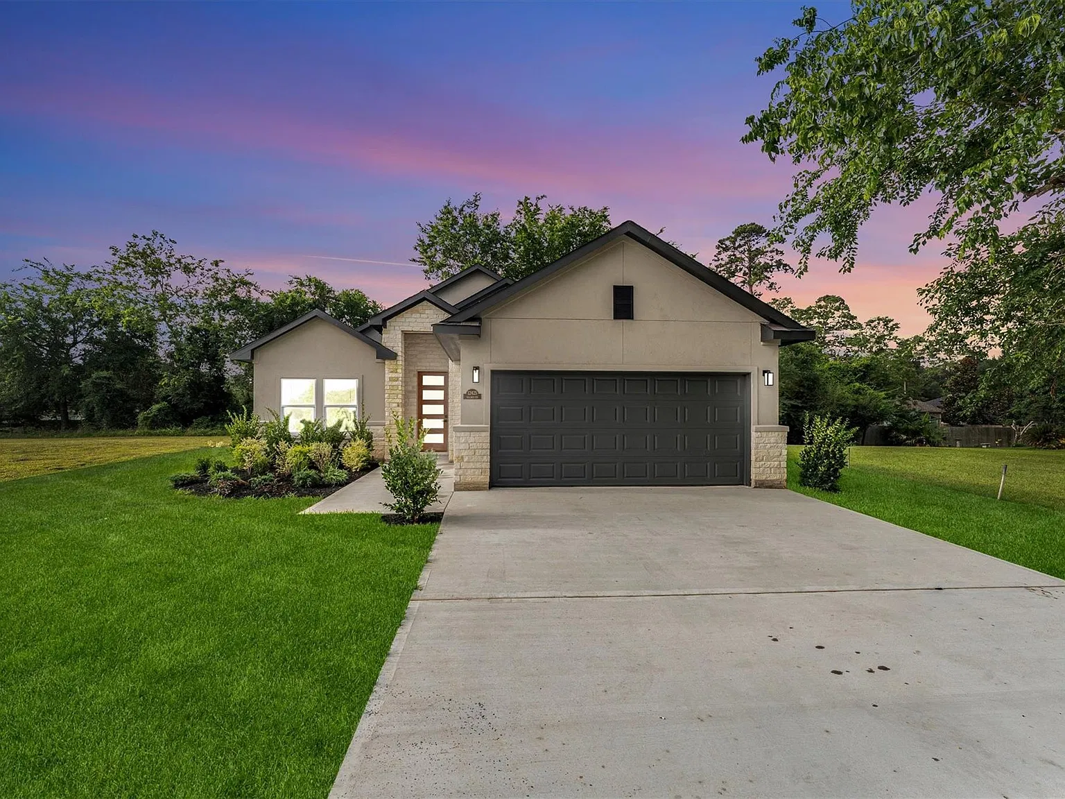 4 bed, 2.5 bath, $2,500 — Photo 2