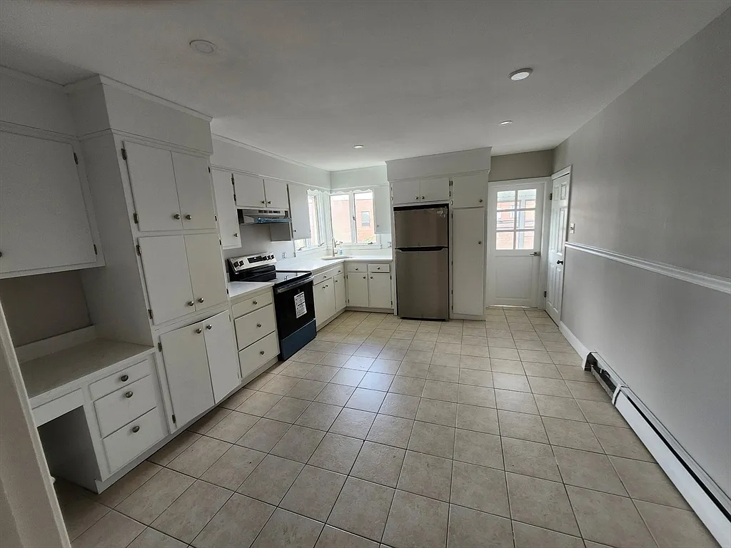 3 bed, 1.0 bath, 1500 sqft, $3,150 — Photo 4