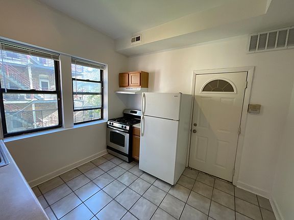 3rd image of 1441 N Ashland Ave APT 2R
