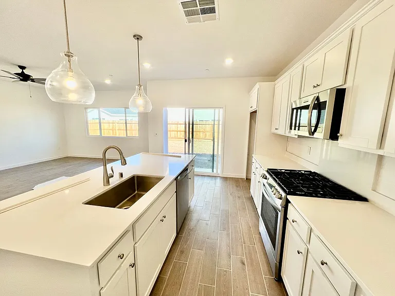 6590 E Krum Ave — Photo 5