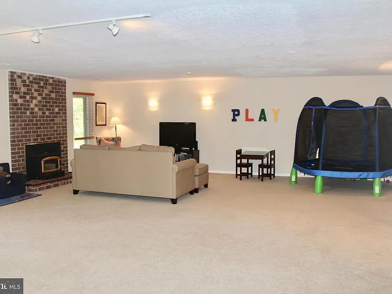 1118 Challedon Rd — Photo 17